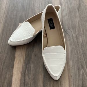 JONES NEW YORK Samantha Slip On Flats Loafer White Croc Pattern Women's Size 6